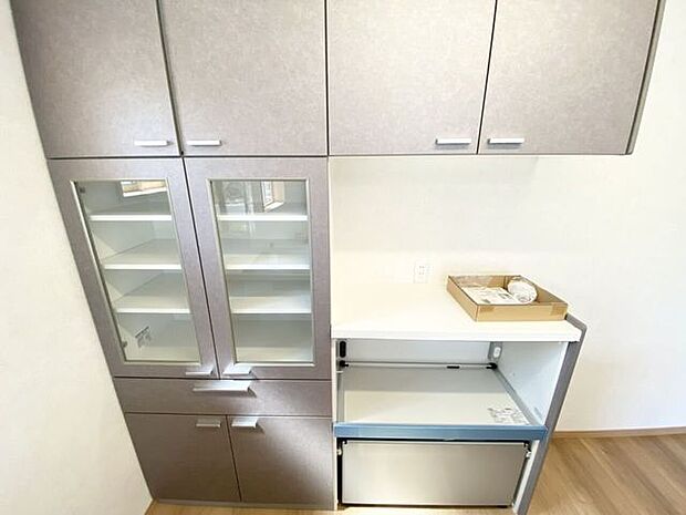 キッチン背面にはカップボードを設置。食器や家電、食品ストックなどをしっかり収納でき、キッチン周りをすっきり保てます♪
