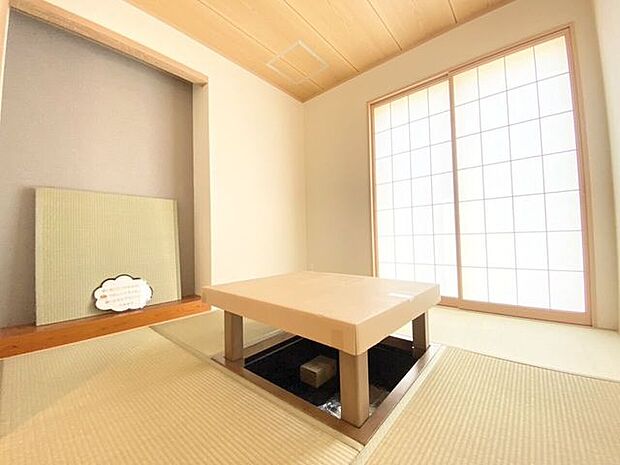 南向きの窓からたっぷり陽が入る、明るく心地よい4.5帖の和室。掘りごたつ付きで、和の趣を感じながら、快適にお過ごしいただけます♪