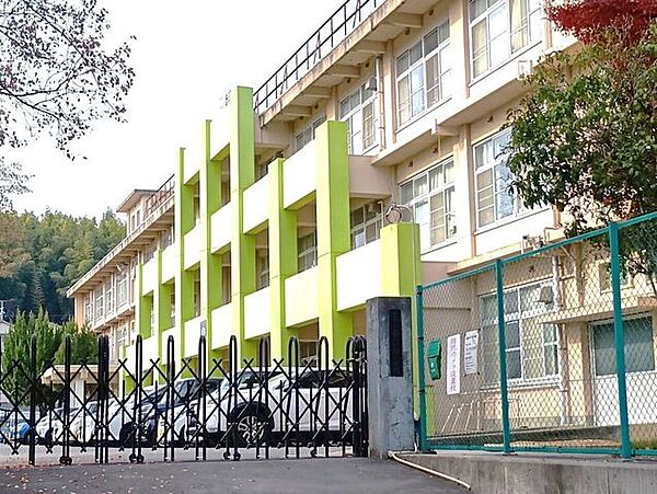 向日市立第二向陽小学校 240m