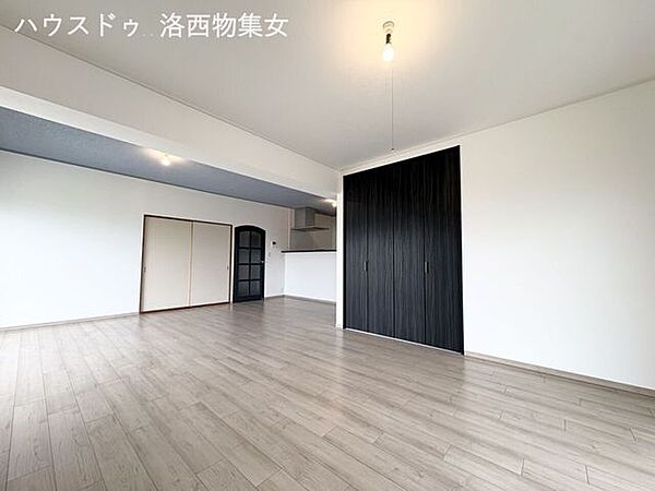 リビングには大きな収納もあり、使い勝手が良いです♪
