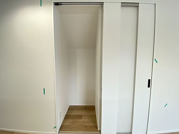 収納付きで、衣類や荷物をすっきり整理しやすい空間です〇