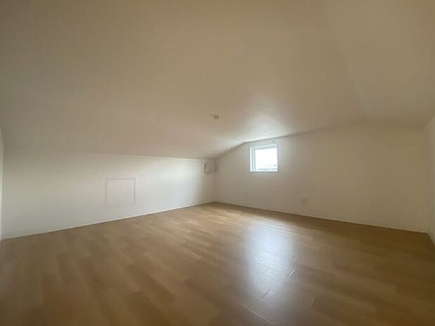 8帖の収納庫。季節物や大型荷物もしっかり収納でき、住空間をすっきり広く使いやすい空間です！