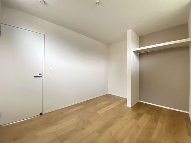 使い勝手の良い6帖の洋室。ベッドやデスクも配置しやすく、寝室として快適に利用できる広さです♪