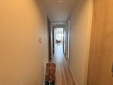 バルコニーからの日差しが差し込む廊下