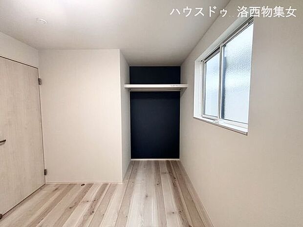 洋室5.2帖の収納壁紙はアクセントクロスでお洒落です☆