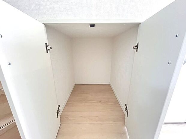 廊下にも収納があります