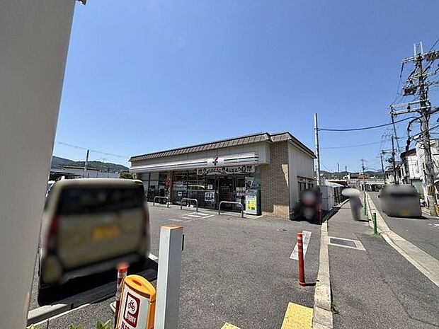 セブンイレブン鹿王院駅前 780m