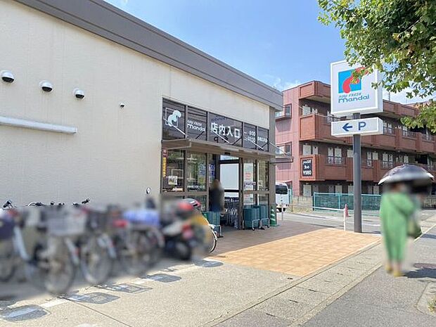 万代嵯峨広沢店 640m