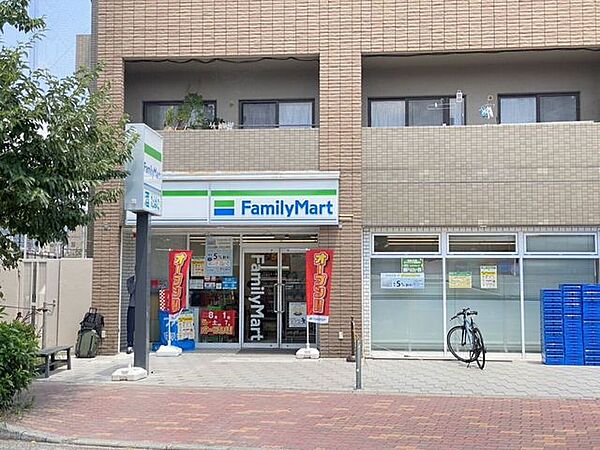 ファミリーマート JR太秦駅前店 220m