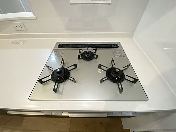 3口コンロ＆グリル付きのシステムキッチン。同時調理がしやすく、自炊派の方にも嬉しい使い勝手の良いキッチンです♪