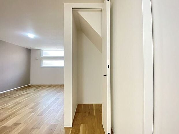 クローゼット付きで、衣類や荷物をすっきり整理しやすい空間です〇