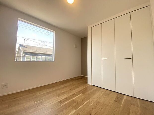 使い勝手の良い5.6帖の洋室。ベッドやデスクも配置しやすく、寝室として快適に利用できる広さです♪