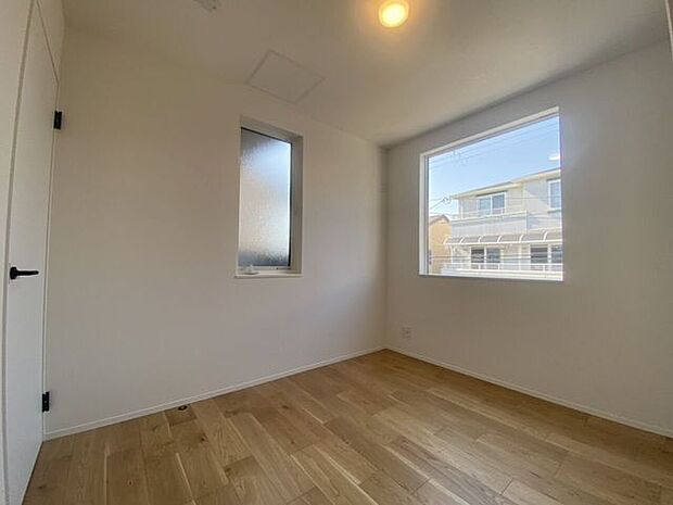 使い勝手の良い5.6帖の洋室。ベッドやデスクも配置しやすく、寝室として快適に利用できる広さです♪