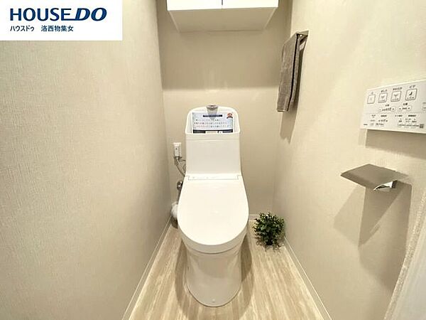 トイレ上部には収納棚を設置。トイレットペーパーや掃除用品などを収納でき、空間をすっきり使いやすい仕様です♪
