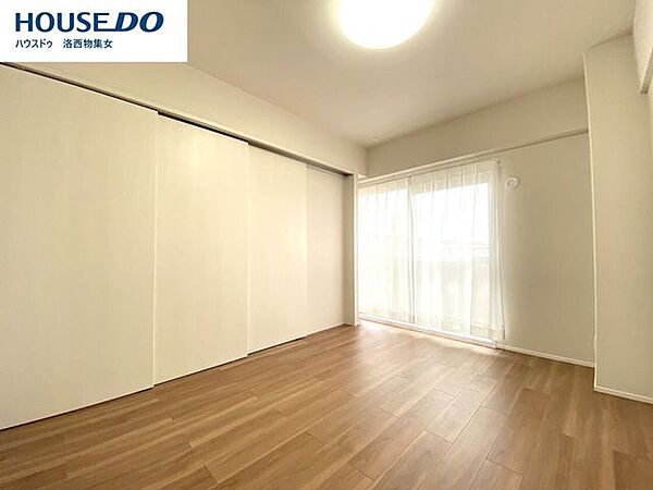 使い勝手の良い5.4帖の洋室。ベッドやデスクも配置しやすく、寝室として快適に利用できる空間です♪