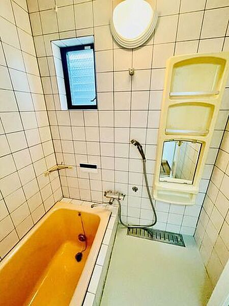 浴室には窓がついているので、熱気がこもりがちな浴室も換気ができるのでお掃除も楽々♪