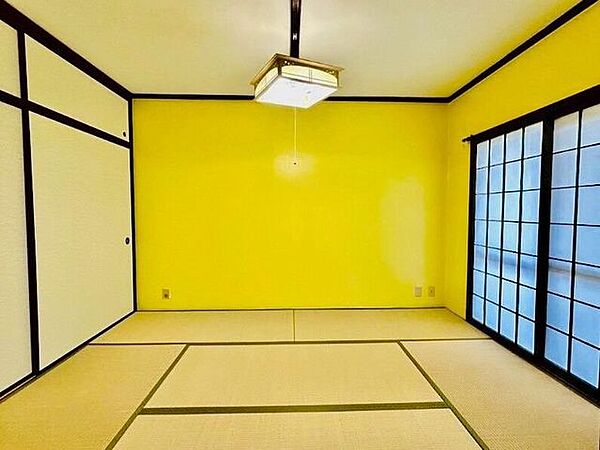 リビングとつづきになっているので、キッチンの声も届きます。ご飯もうすぐだからねといいながら、お子さまに遊んでもらうこともできますね♪