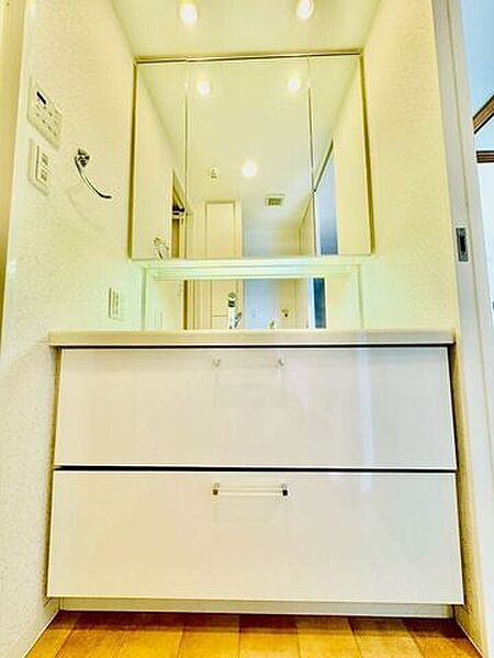 三面鏡がついているので、小物や化粧品類もスッキリまとめられます♪