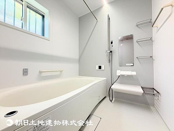 【浴室】ゆったりとくつろげる1坪タイプ足までしっかりと伸ばせる浴槽は、心身ともにしっかりと疲れを癒してくれます