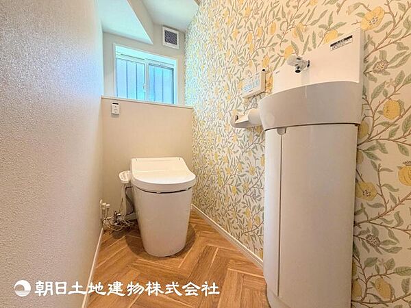 【トイレ】温水洗浄便座付きで年中快適なトイレです。クロスや床の色味も落ち着ける空間です