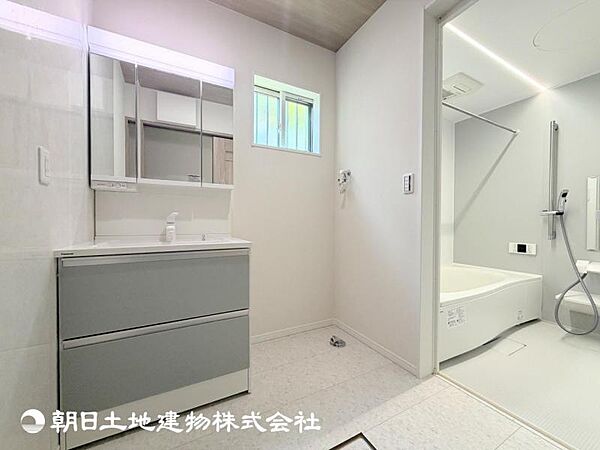 【洗面・脱衣所】日常使う場所だからこそ、機能性と収納力を兼ね備えた洗面台を採用です。毎日の朝の支度が楽しみになりますね。