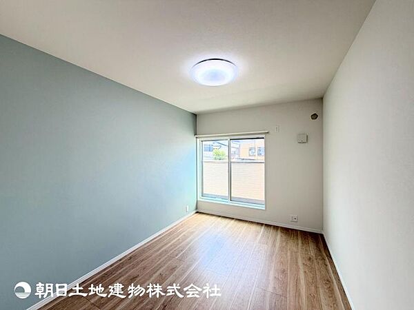 【洋室】大きな窓からたっぷりと陽光が注がれる明るい空間です。家族の成長に対応できる永住仕様の間取り！