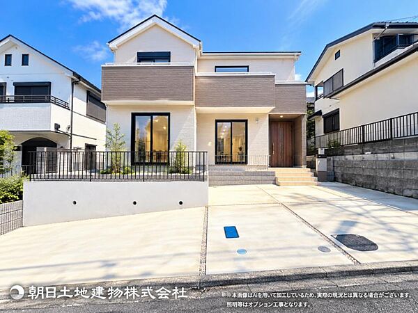 【外観】道路面との高低差もなく落ち着いて車庫入れ可能です！！前面道路の幅員もしっかりあります