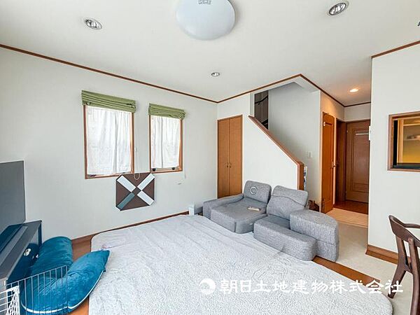 【リビング】家族だんらんの時間が増えそうなこだわりの空間！！大型の家具を配置しても余裕があります