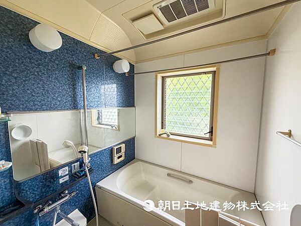 【浴室】ゆったりと寛げる広々バスで足を伸ばしてリラックス。　最新のユニットバスは設備も充実です