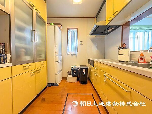 【キッチン】お料理しながら家族を見守ることができるキッチン。カップボードが設置されたキッチン