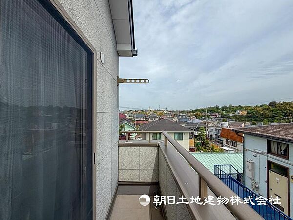【バルコニー】思わず大きく深呼吸したくなるバルコニー！空が青く、近く、広く感じる事が出来ます
