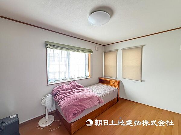 【洋室】柔らかい陽光が差し込む明るいお部屋を演出する設計！！彩光の取れる窓が気持ちの良いお部屋です！