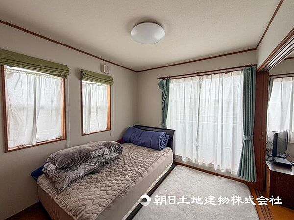 【洋室】大きな窓からたっぷりと陽光が注がれる明るい空間です。家族の成長に対応できる永住仕様の間取り！