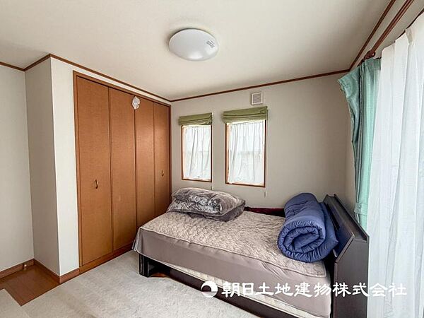 【洋室】光が取り込みやすい2面採光の居室。日当たり良好です。しっかりした大きさのクローゼットを完備！