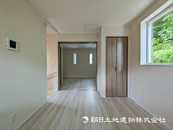 【リビング】広いリビングでゆったりと。ワンフロア感覚で過ごせる動線は動きやすく掃除も簡単に済ませられます