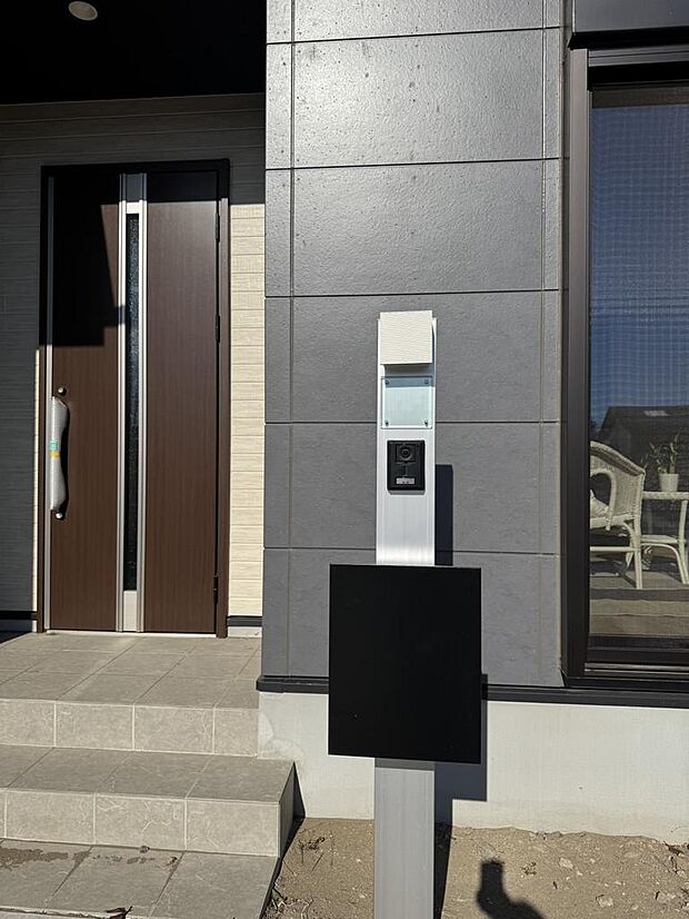 落ち着いた外観デザインの玄関。シンプルで飽きのこない佇まい。