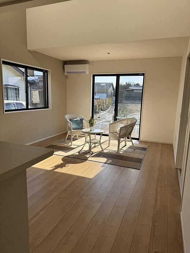 大きな窓から光が差し込む開放的なリビングダイニング。