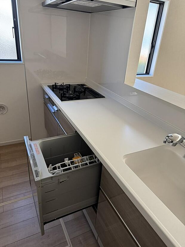 収納豊富なキッチン。作業スペースも広々。