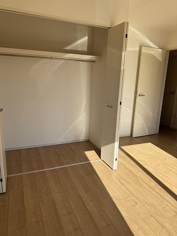 採光良好の洋室。平屋ならではの動線の良さが魅力。