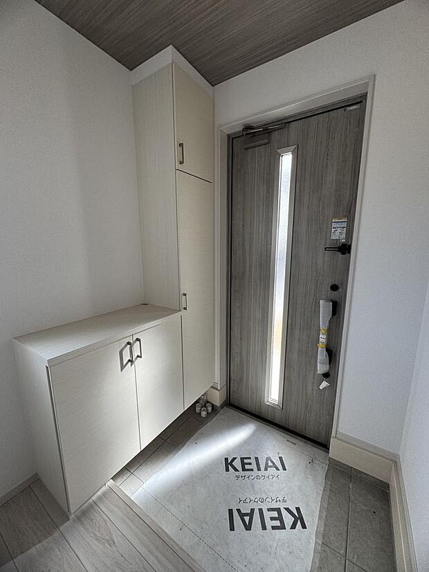 玄関収納付きでスッキリした空間。南向きで明るく、子育て世帯に嬉しい安心設計です。