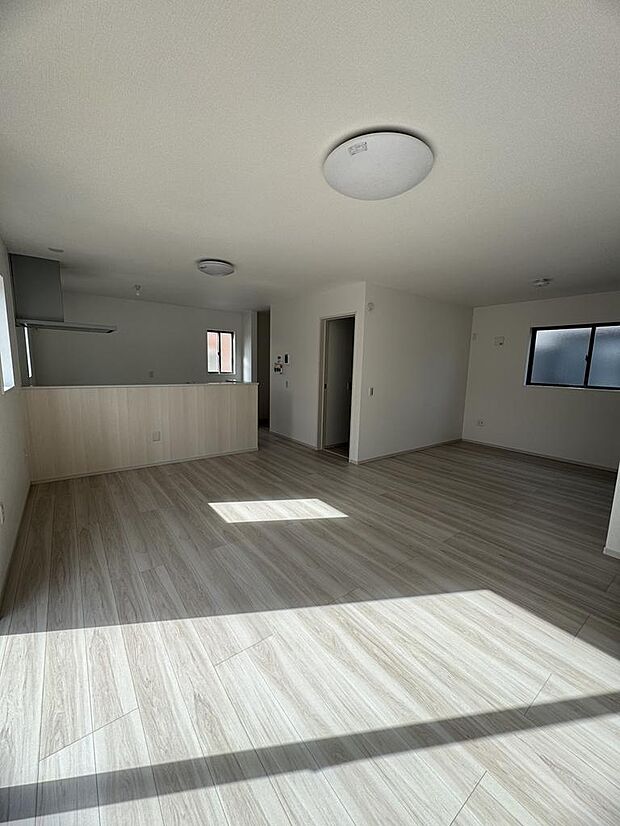 20帖超の広々LDK。南向きで明るく、家族が自然と集まる開放的な空間です。