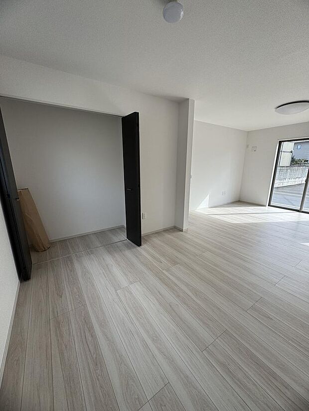 20帖超の広々LDK。全室南向き設計で陽当たり良好、家族が自然と集まる開放的な空間です。