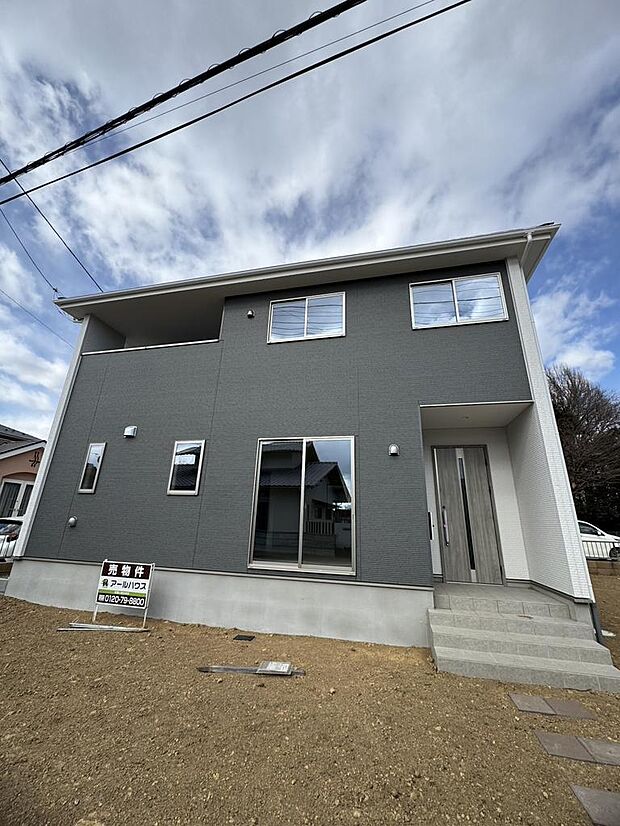 長期優良住宅・耐震等級3取得の新築戸建。全室南向き設計で日当たり良好、駐車3台可能です。