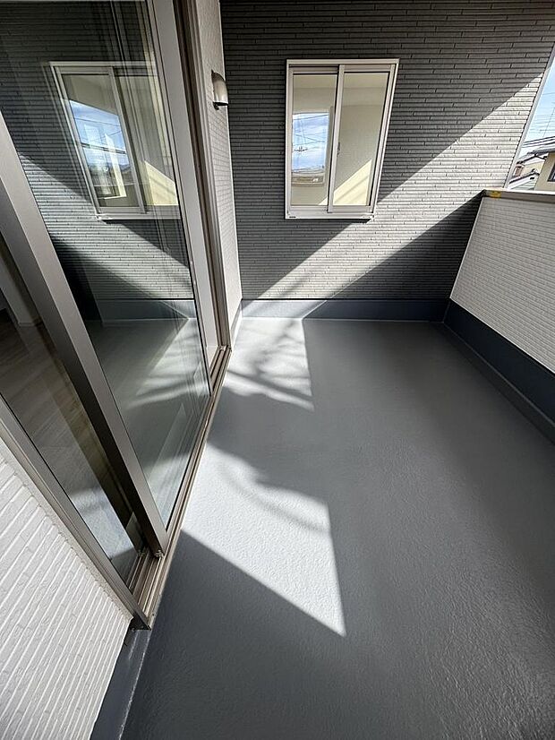 南向きバルコニーで洗濯物もよく乾きます。日当たり良好な住環境です。