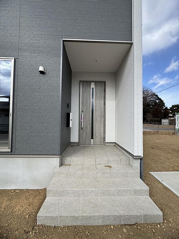 屋根付きの玄関ポーチ。雨の日でも出入りしやすく、ベビーカー利用にも便利です。