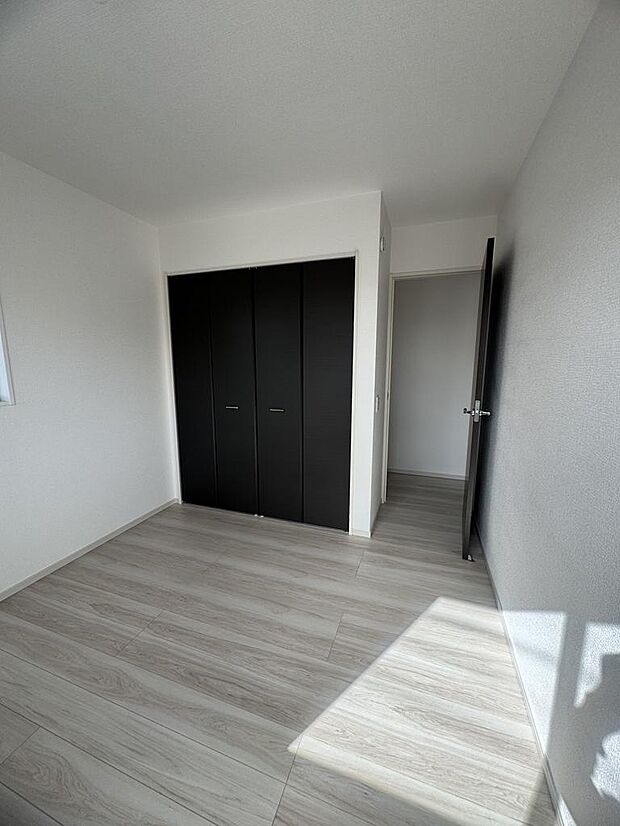 収納力のあるクローゼット付き洋室。4LDK対応可能な間取り設計です。