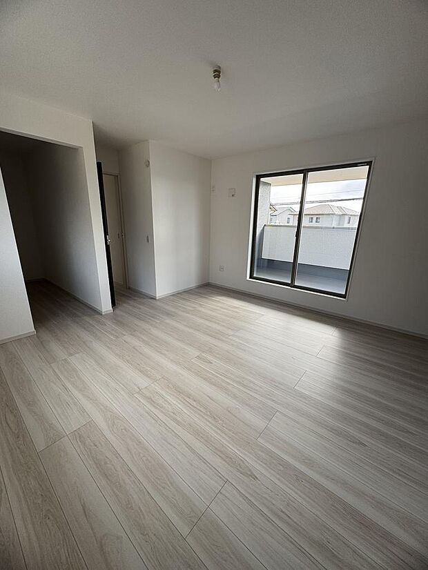 全室南向き設計の明るい洋室。4LDK対応可能なゆとりある間取りです。