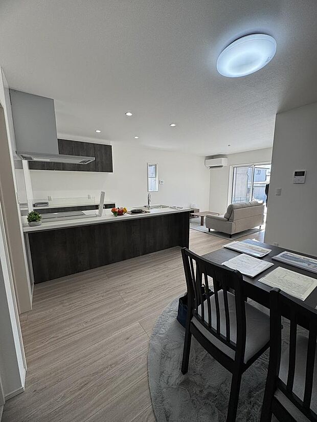 南向きで陽当たりの良いLDK18帖。家族が自然と集まる心地よい空間です。