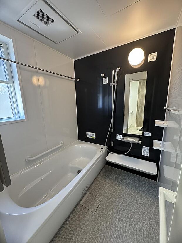 浴室乾燥機付きのバスルーム。雨の日の洗濯や冬場も快適です。