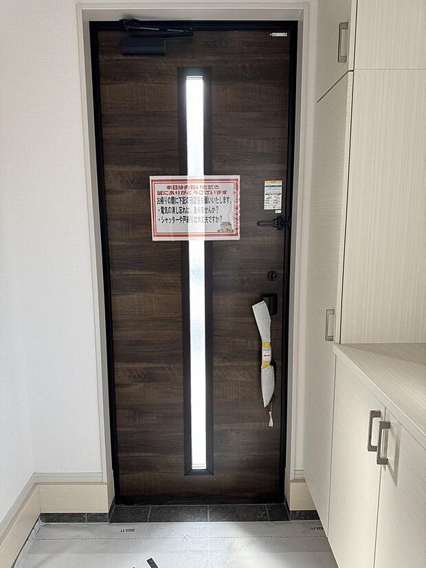 明るく清潔感のある玄関。収納力も充実。